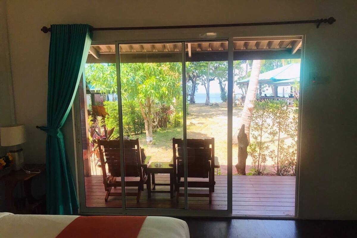 Chambre double, vue sur la mer | Coffre-fort, accès au Wi-Fi (inclus), literie fournie
