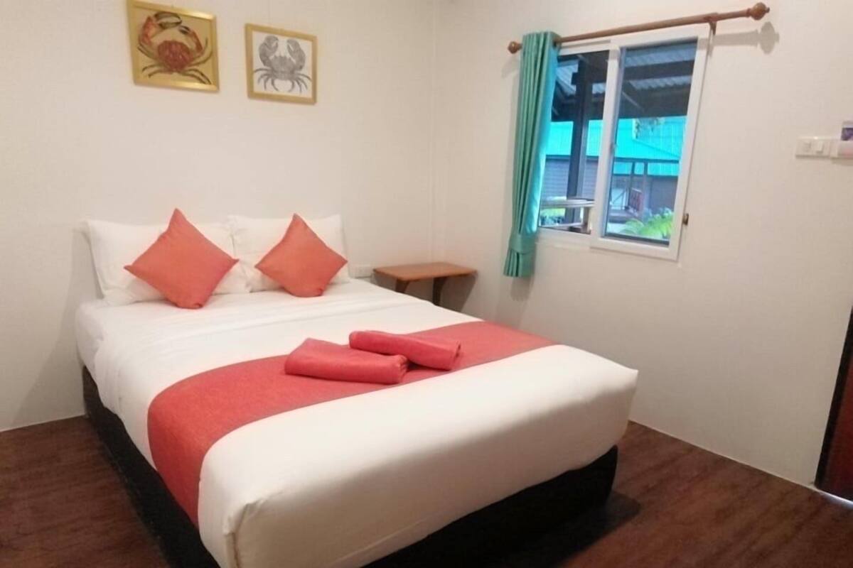 Chambre double, vue sur le jardin | Coffre-fort, accès au Wi-Fi (inclus), literie fournie