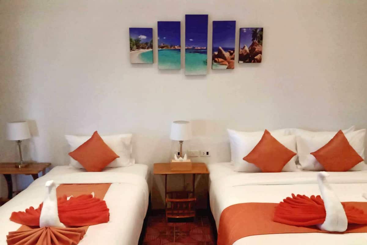 Chambre familiale, vue sur la mer | Coffre-fort, accès au Wi-Fi (inclus), literie fournie