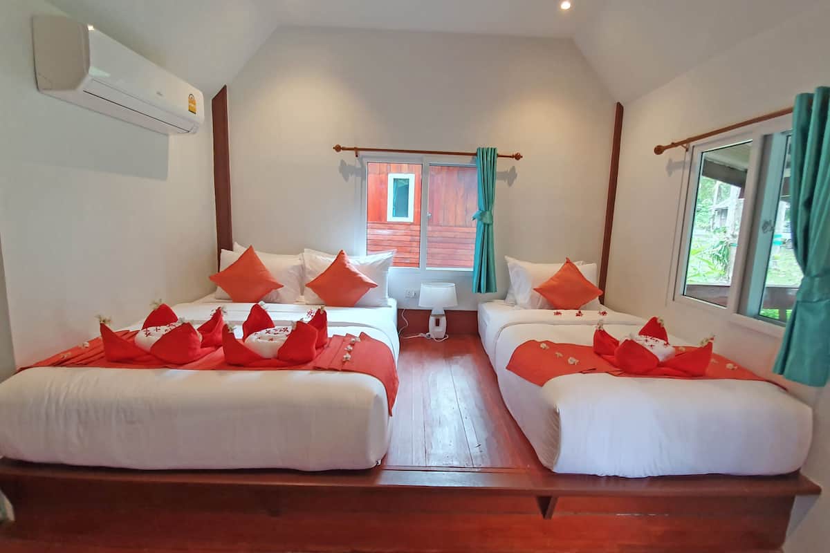 Chambre triple Standard | Coffre-fort, accès au Wi-Fi (inclus), literie fournie