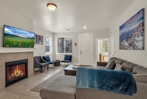 Smart TV, fireplace, Netflix, Hulu