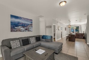 Smart TV, fireplace, Netflix, Hulu