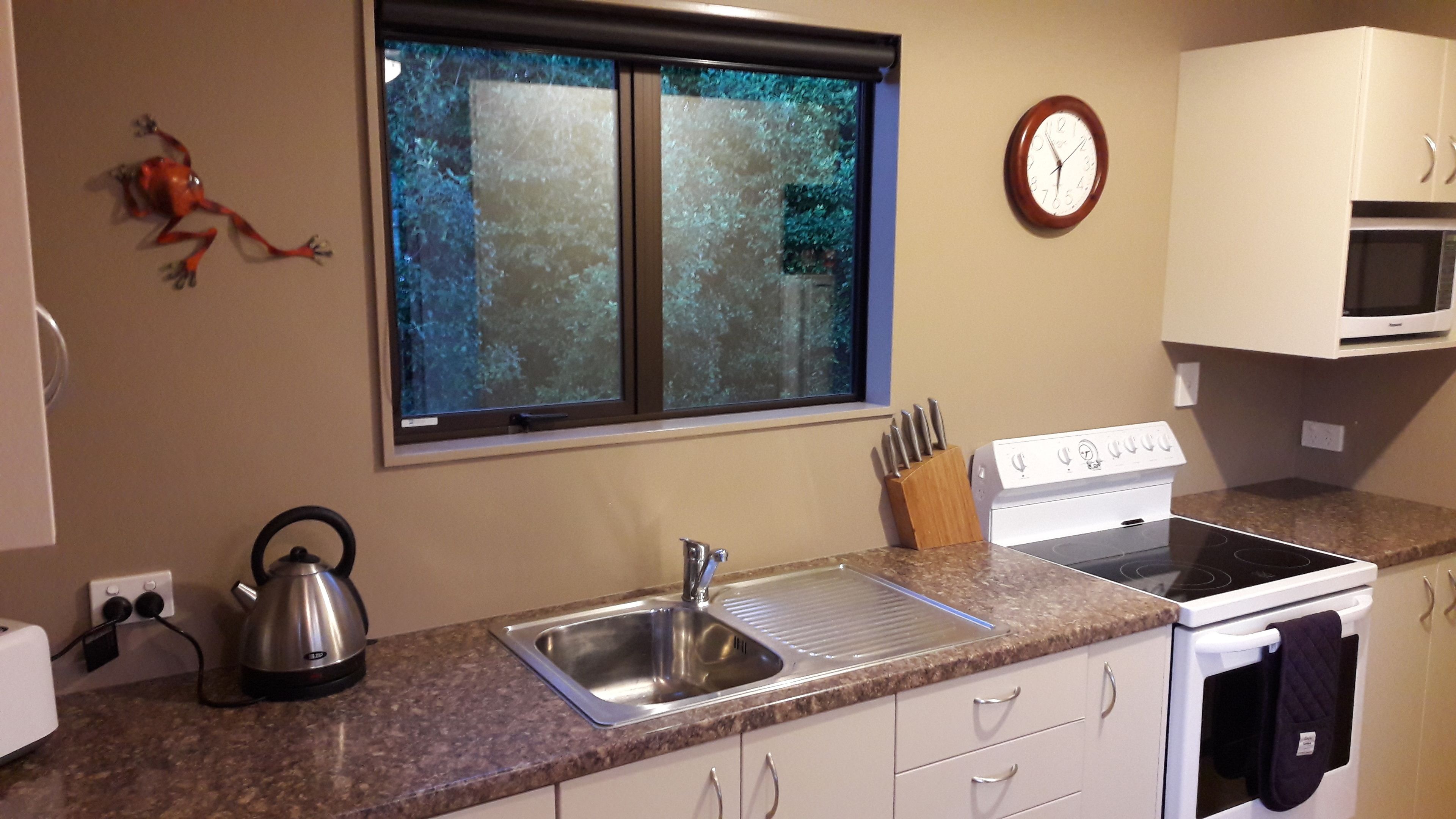 Deluxe Room, 1 Bedroom | Private kitchen | Microwave, coffee/tea maker, electric kettle, toaster