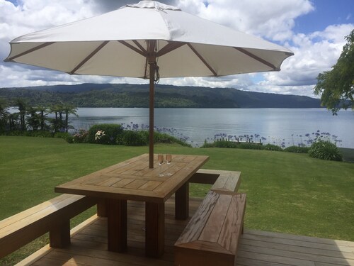 ABSOLUTE LAKE EDGE , FLAT LAWN, BEACH & JETTY