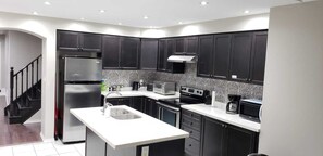 Réfrigérateur, four à micro-ondes, un four, surface de cuisson