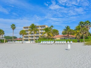 En la playa, camastros y toallas de playa 