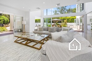 TV connectée, cheminée, table de tennis de table