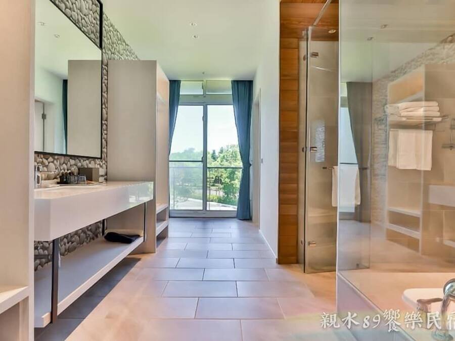 Quadruple Room | Bathroom sink