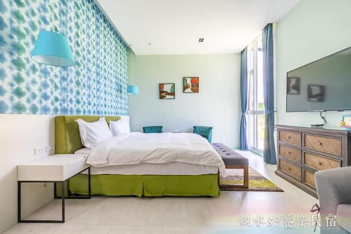 Habitación doble | Decoración personalizada, muebles diferentes y escritorio