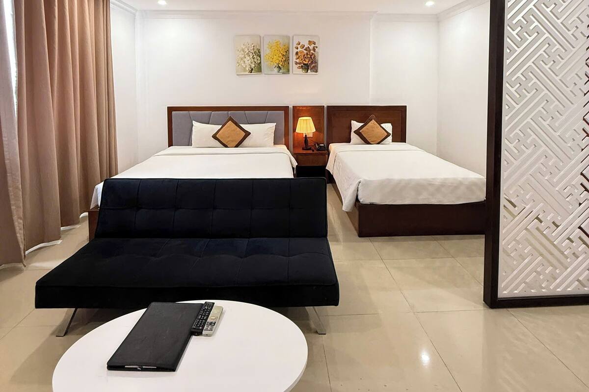 Habitación triple familiar, vista a la ciudad | Minibar, escritorio y espacio para trabajar con laptop