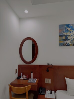Habitación doble Deluxe (Deluxe Double with Bathtub) | Área de sala de estar | Televisión de pantalla plana 