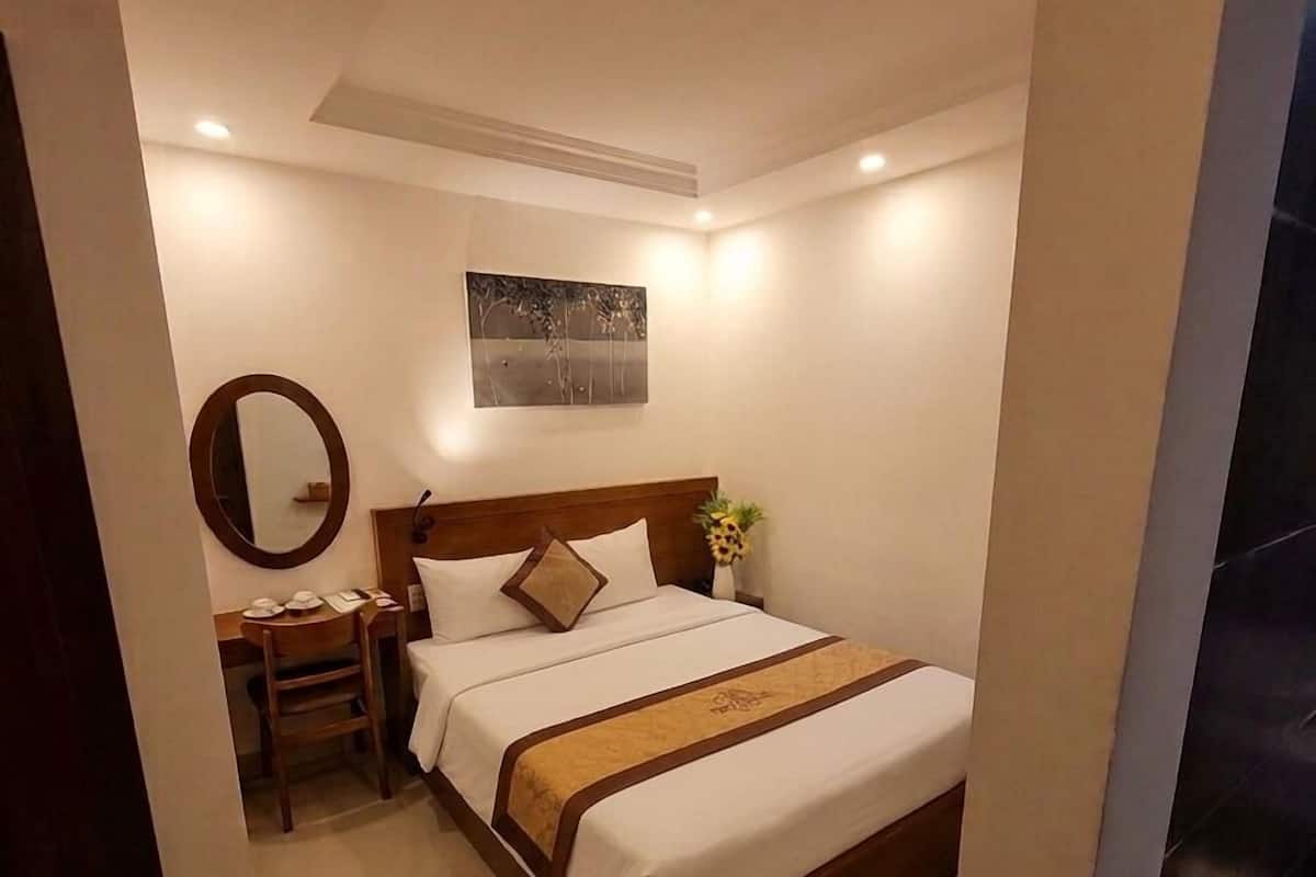 Deluxe Double with Bathtub | Minibar, bàn, khu vực làm việc phù hợp cho laptop, màn/rèm cản sáng