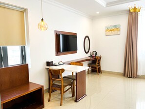 Minibar, escriptori i espai de treball apte per a portàtils 