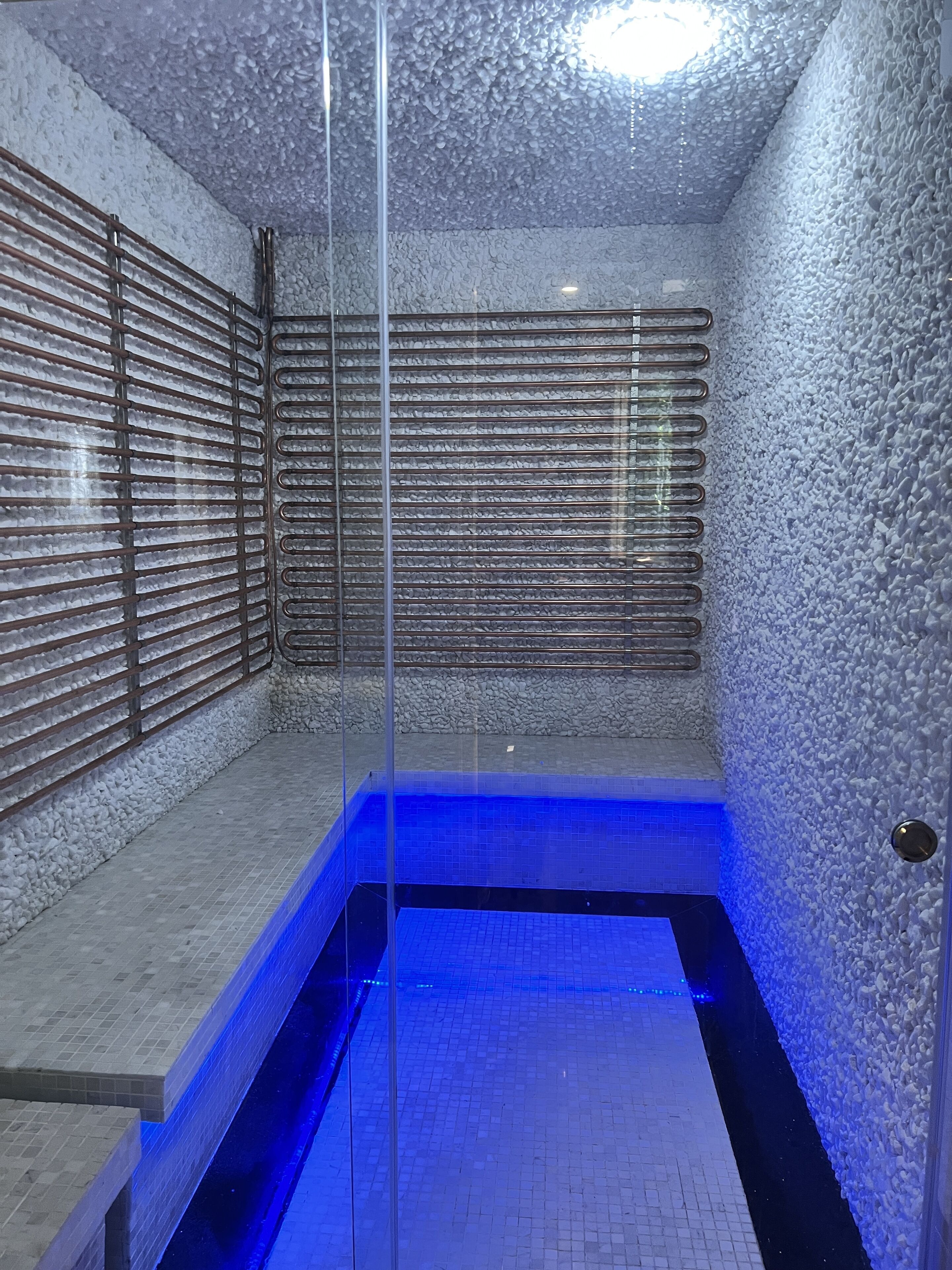 Couples treatment rooms, sauna, body treatments, facials, massages