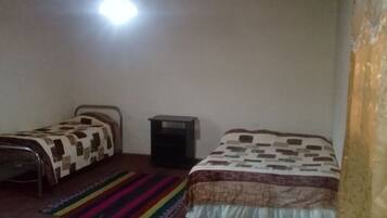 3 habitaciones y tabla de planchar con plancha