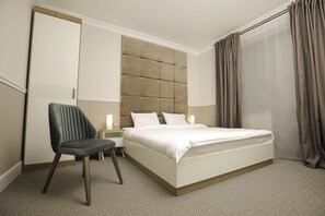 Kamar Comfort | Brankas, meja kerja, ruang kerja ramah laptop, dan tirai kedap cahaya