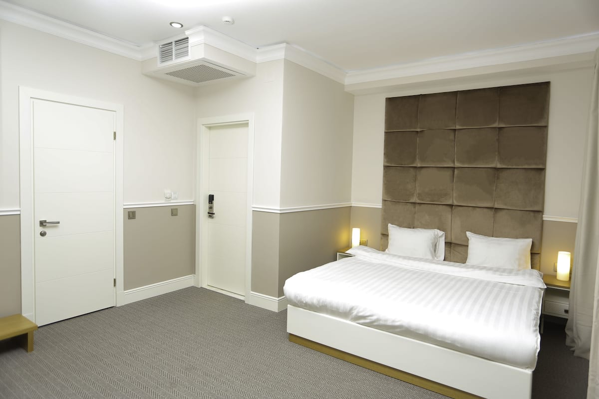 Luxury Double Room | In-room safe, desk, laptop workspace, blackout curtains