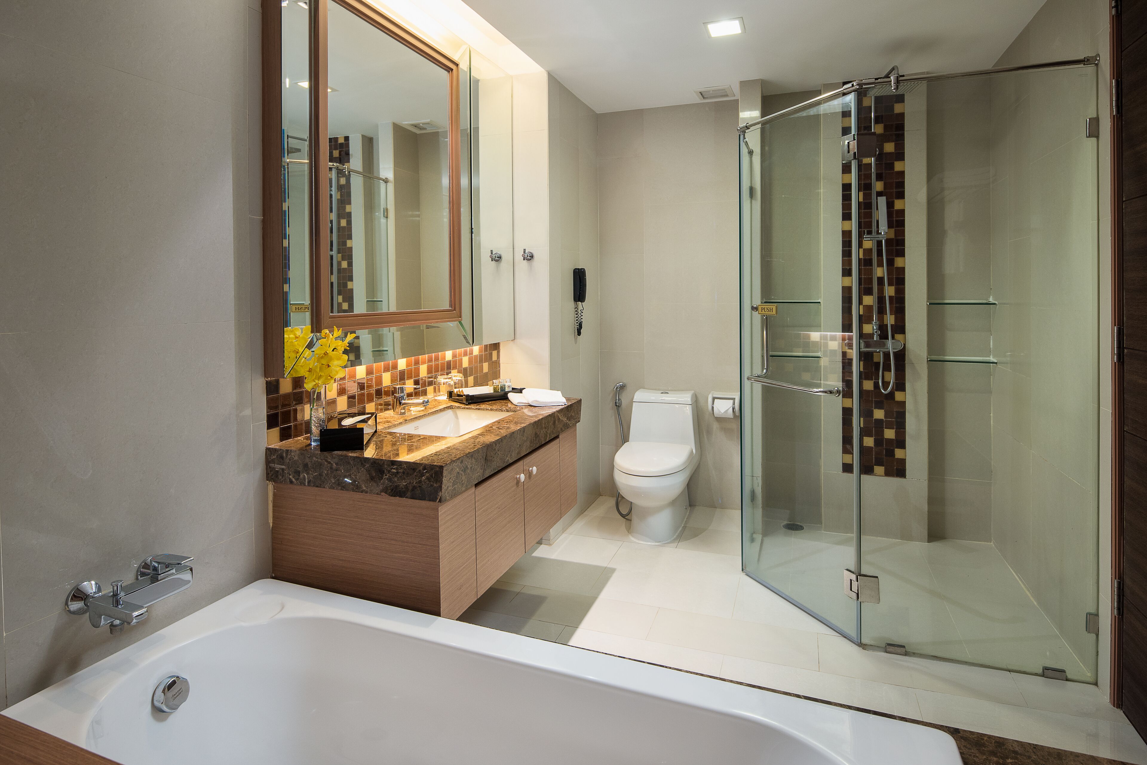 Un bagno moderno con doccia vetrata, una vasca da bagno ampia e un mobile lavabo con specchio e lavandino.