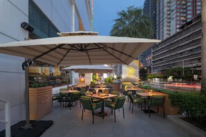 3 restaurantes, se sirve desayuno