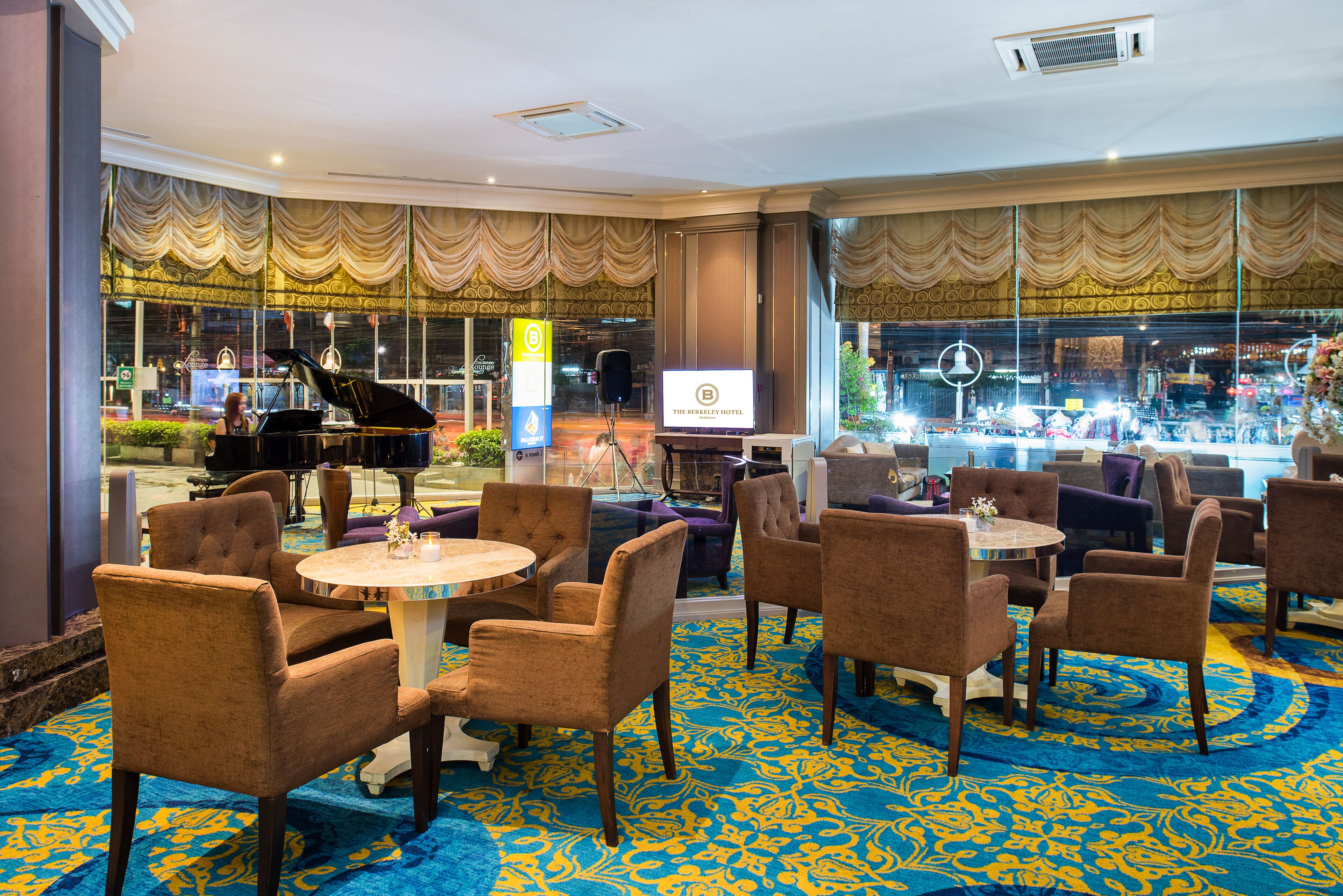 Lobby-lounge