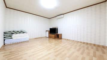 Studio Suite (Condo with Living Room) | Blackout drapes, free WiFi, bed sheets