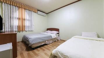 Cortinas blackout, wifi gratis y ropa de cama