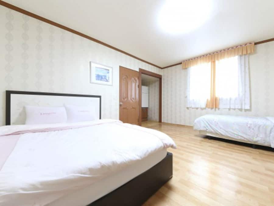 Cortinas blackout, wifi gratis y ropa de cama