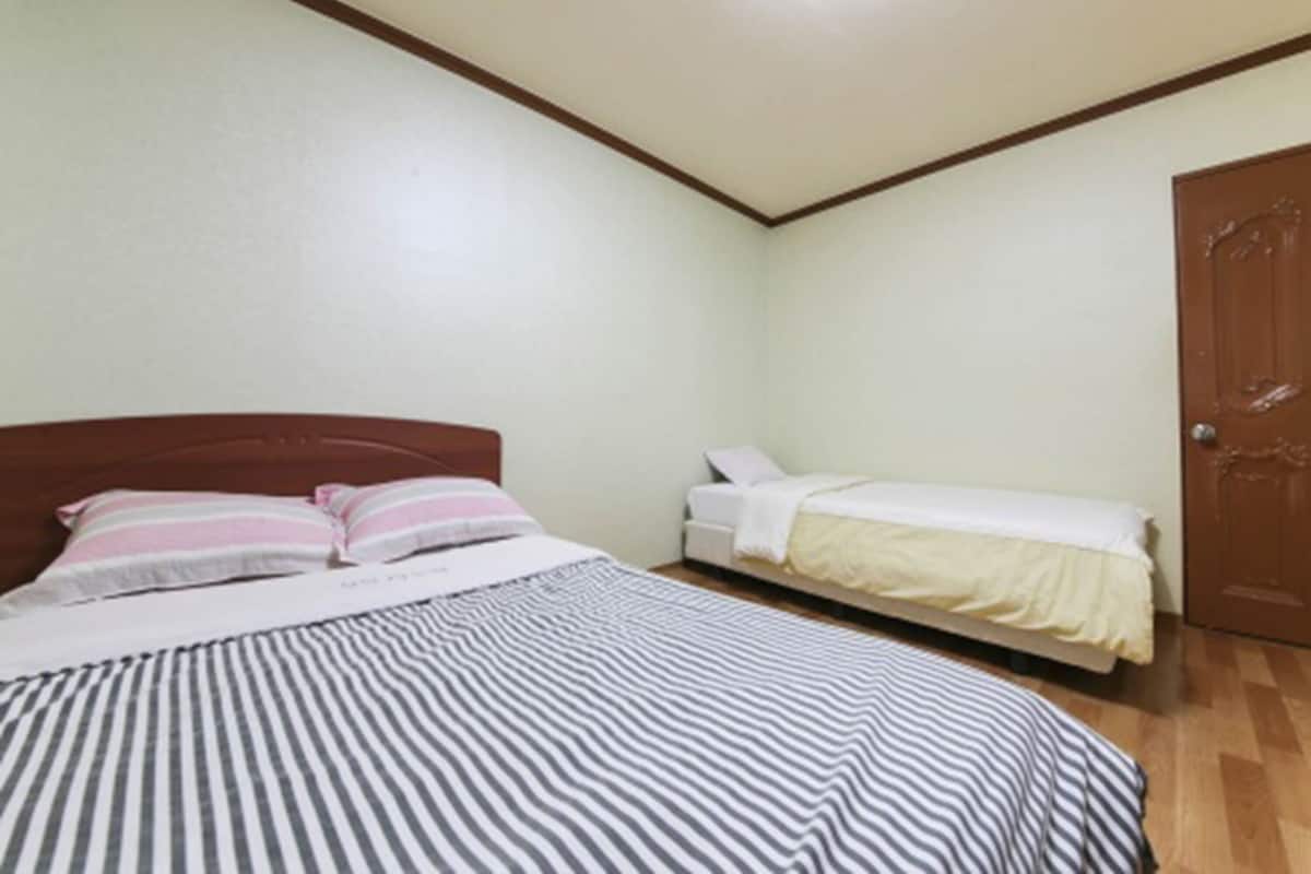 Standard Room | Blackout drapes, WiFi (free), bed sheets