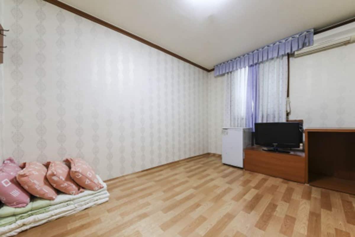 Blackout drapes, WiFi (free), bed sheets