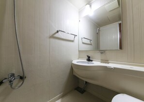 Kostenlose Toilettenartikel, Haartrockner, Hausschuhe, Handtücher