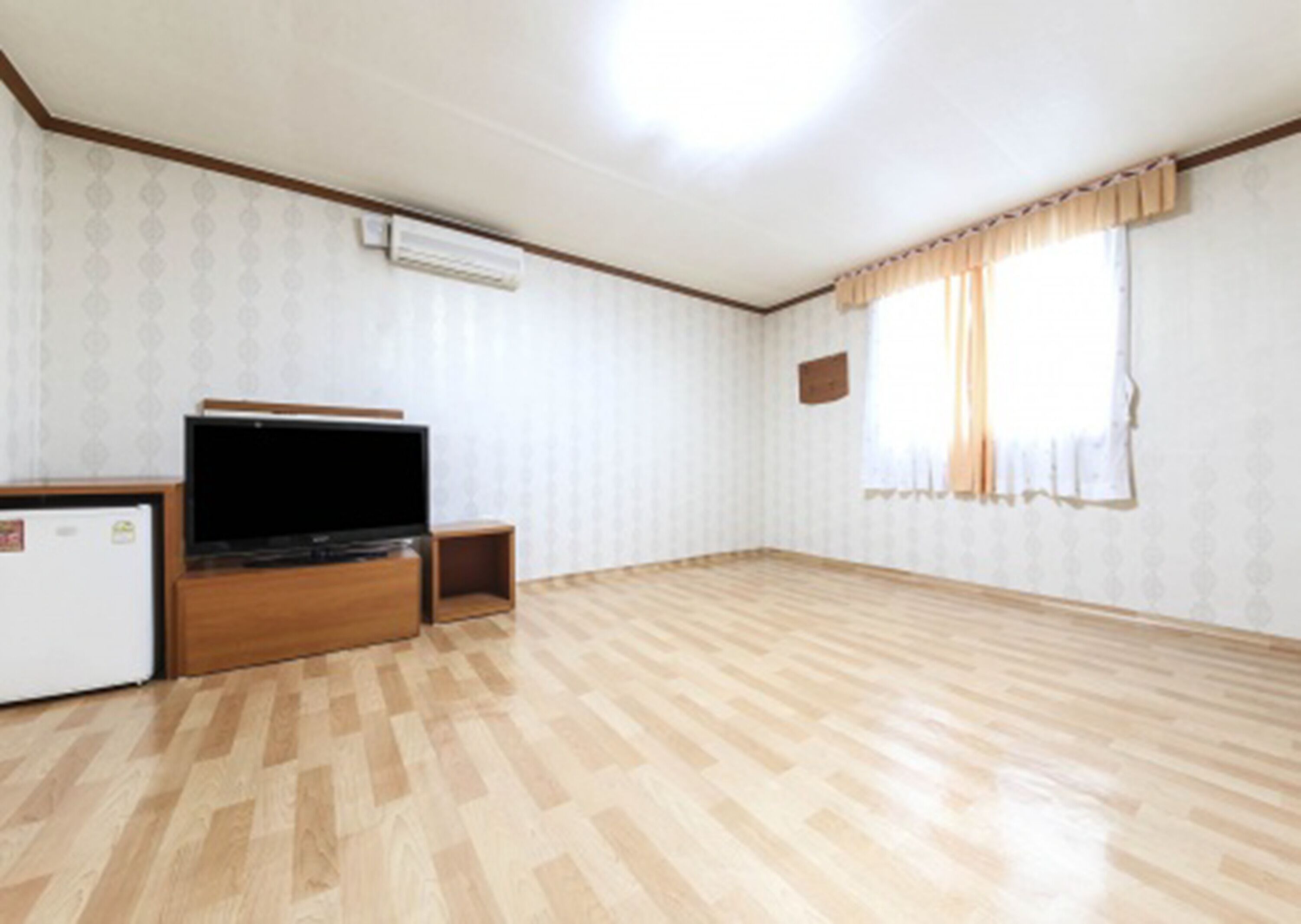 Studiosuite (Condo with Living Room)