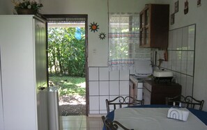 Geladeira, micro-ondas, cooktop, cafeteira/chaleira