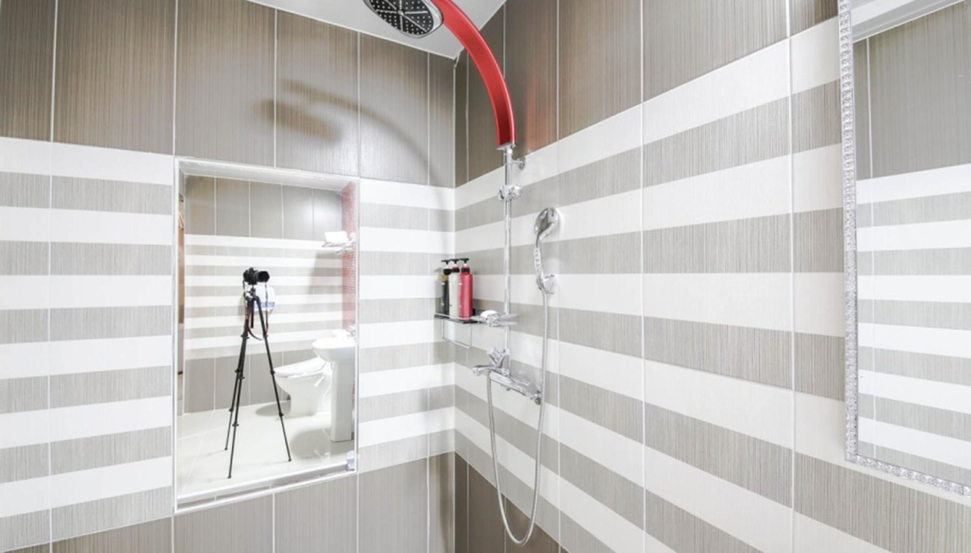 suite (breakfast available on weekday only) | bathroom shower