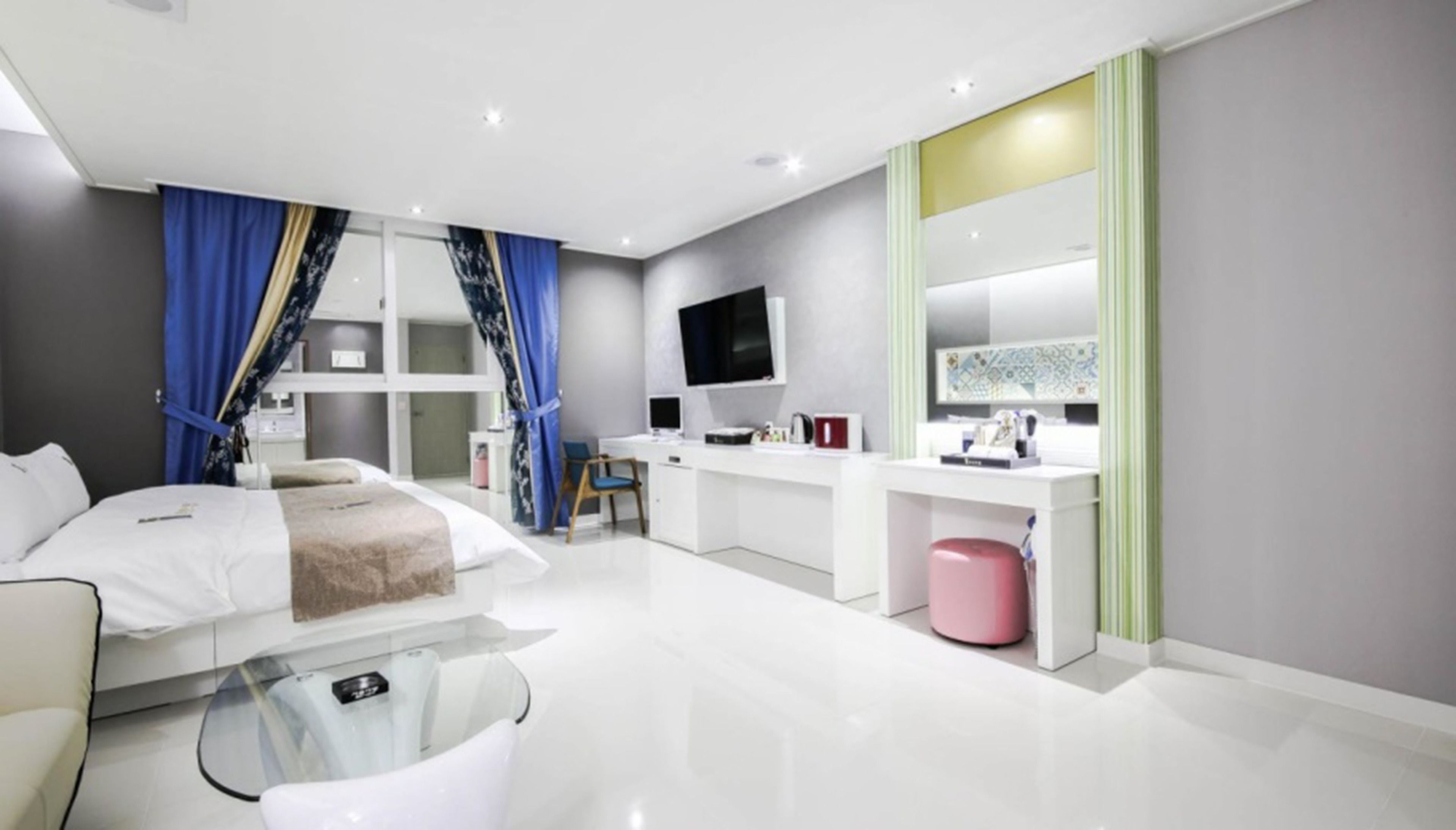 standard room (breakfast available on weekday only) | desk, soundproofing, free wifi, bed sheets