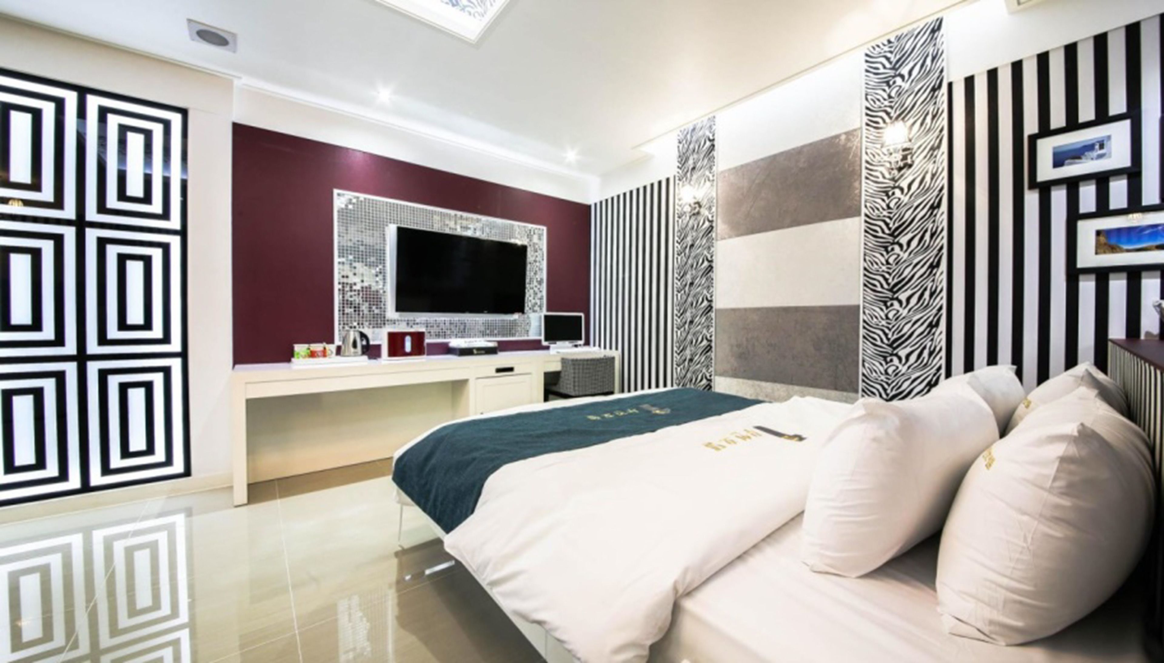 suite (breakfast available on weekday only) | desk, soundproofing, free wifi, bed sheets