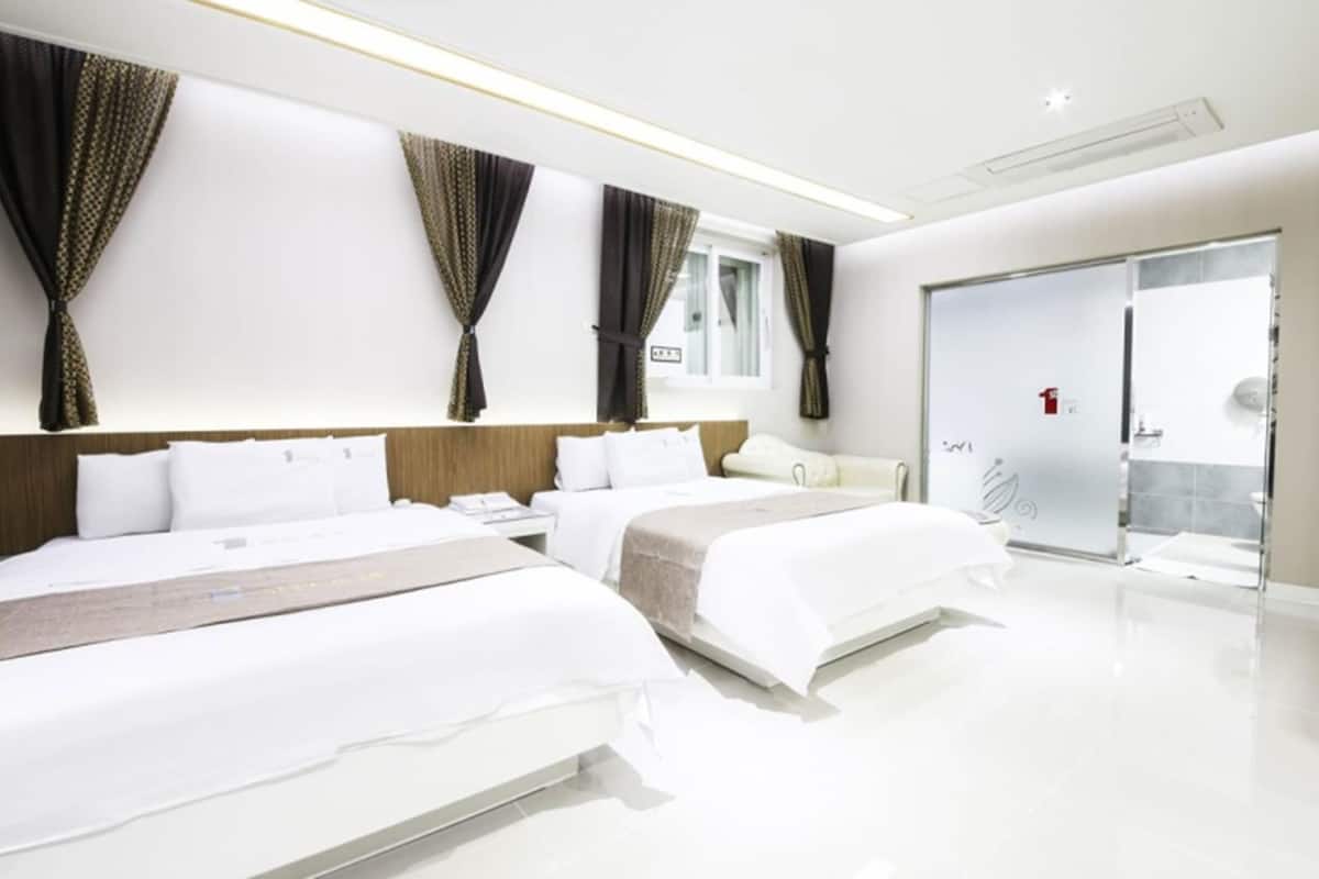 Habitación con 2 camas individuales (Breakfast available on Weekday only) | Escritorio, sistema de insonorización, wifi gratis y ropa de cama