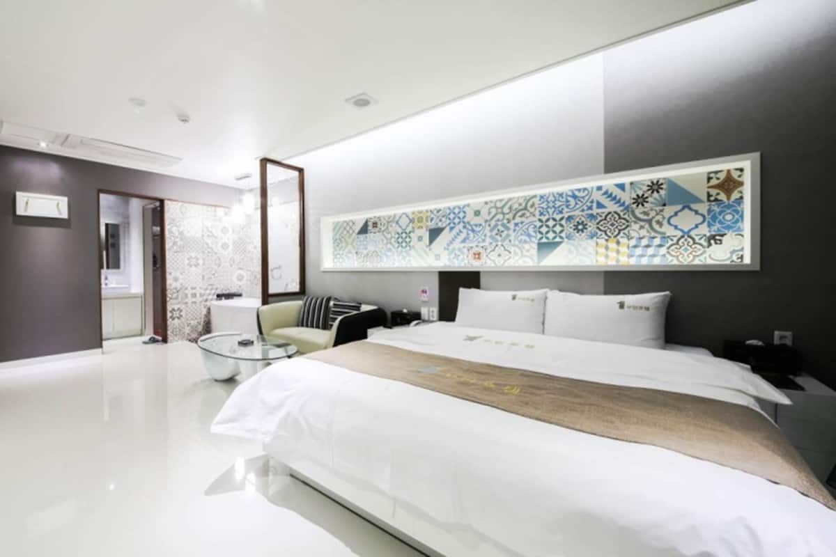 Habitación estándar (Breakfast available on Weekday only) | Escritorio, sistema de insonorización, wifi gratis y ropa de cama