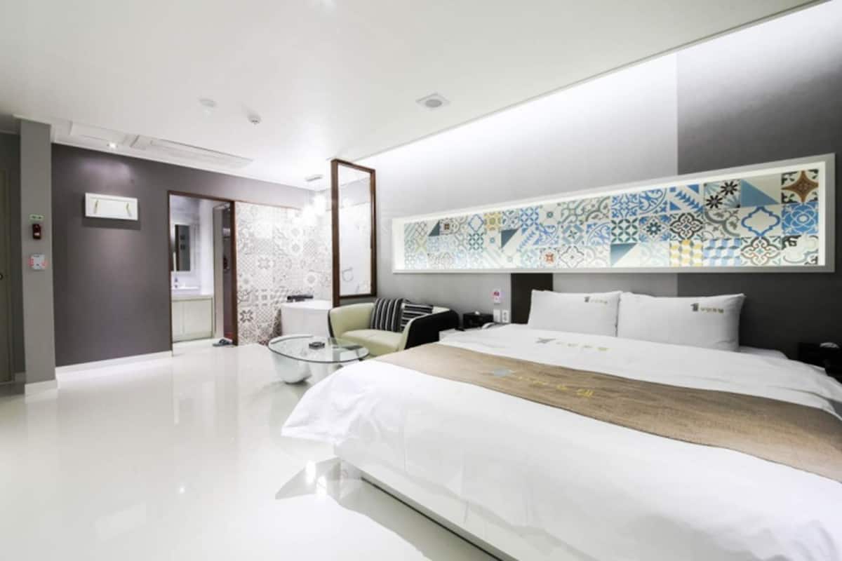 standard room (breakfast available on weekday only) | desk, soundproofing, free wifi, bed sheets
