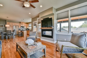 Smart TV, fireplace - Stylish Casita Near Downtown Hotspots (Asheville)