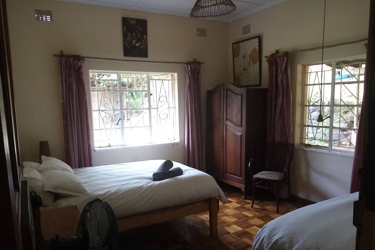Chambre familiale, salle de bains commune | Literie de qualité, couette en duvet, bureau
