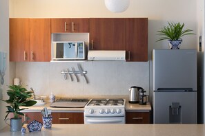 Refrigerador, microondas, horno y parrilla de estufa 