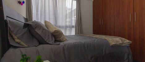 2 عدّة غرف نوم ومكواة/لوح كي وواي فاي وملاءات أسرّة