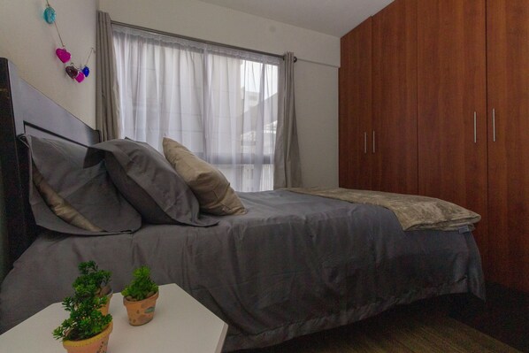 2 habitaciones, tabla de planchar con plancha, wifi y ropa de cama 