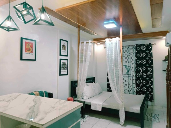 1 dormitorio, tabla de planchar con plancha, wifi y ropa de cama