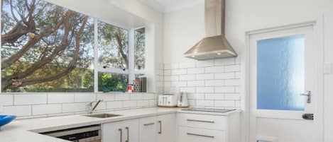 Frigorífico, horno, placa de cocina y lavavajillas