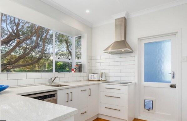 Fridge, oven, stovetop, dishwasher