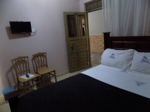 Double Room | Desk, laptop workspace, bed sheets