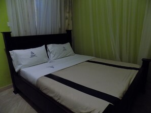 Escritorio, espacio para trabajar con laptop y ropa de cama