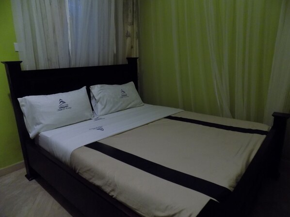 Tweepersoonskamer | Een bureau, een laptopwerkplek, beddengoed