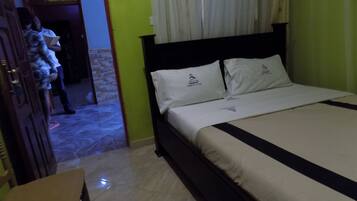Double Room | Desk, laptop workspace, bed sheets